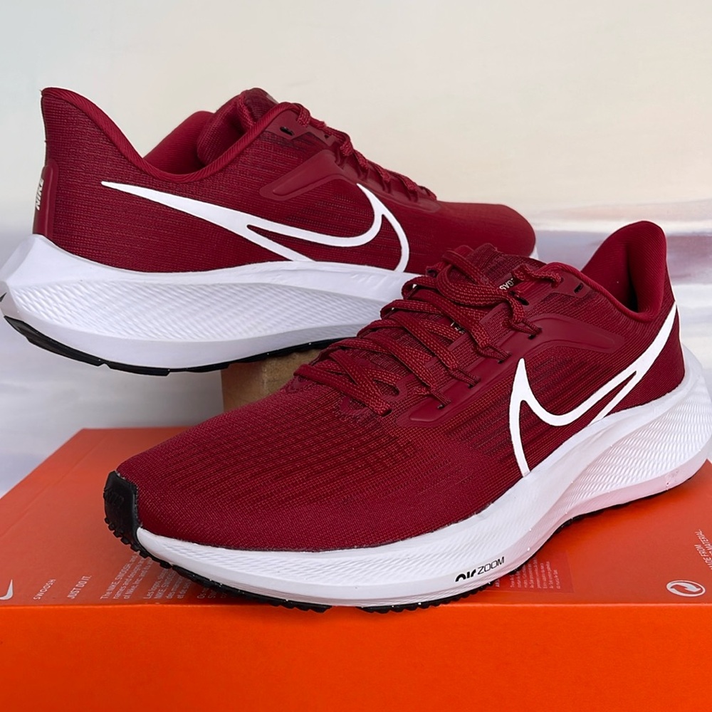 NIKE WMNS AIR ZOOM PEGASUS
TEAM CRIMSON/WHITE-BLACK DM0165-600 SNEAKERS